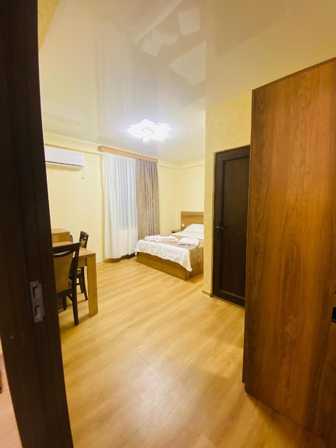 Hotel Sunrise Koetaisi Buitenkant foto