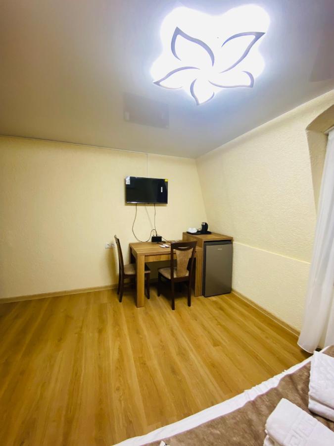 Hotel Sunrise Koetaisi Buitenkant foto