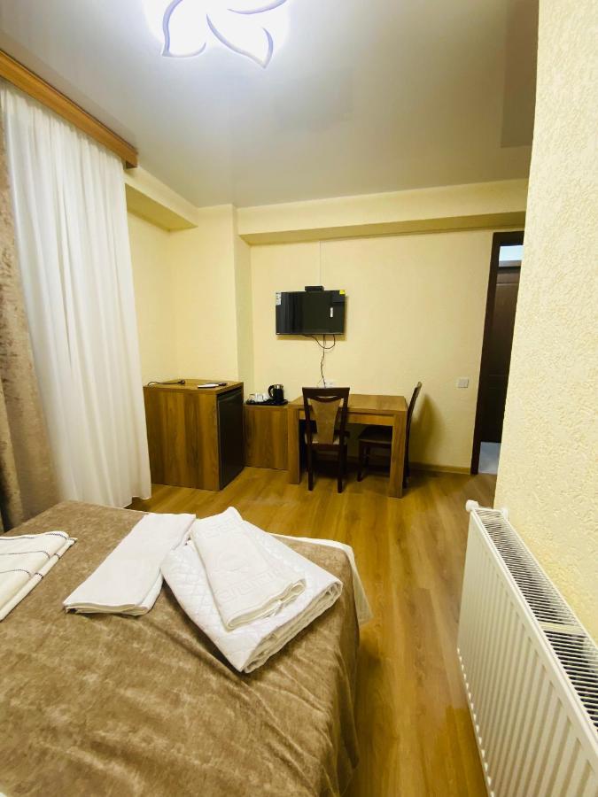 Hotel Sunrise Koetaisi Buitenkant foto