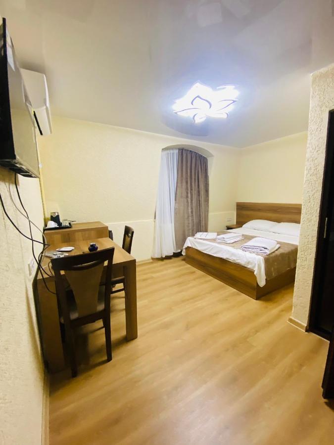 Hotel Sunrise Koetaisi Buitenkant foto