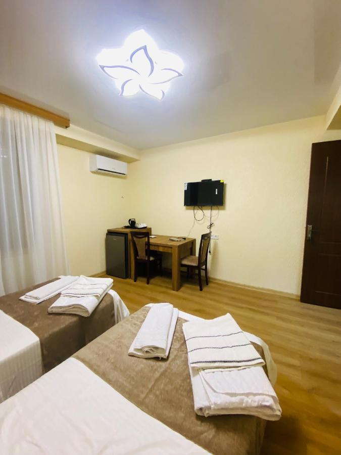 Hotel Sunrise Koetaisi Buitenkant foto
