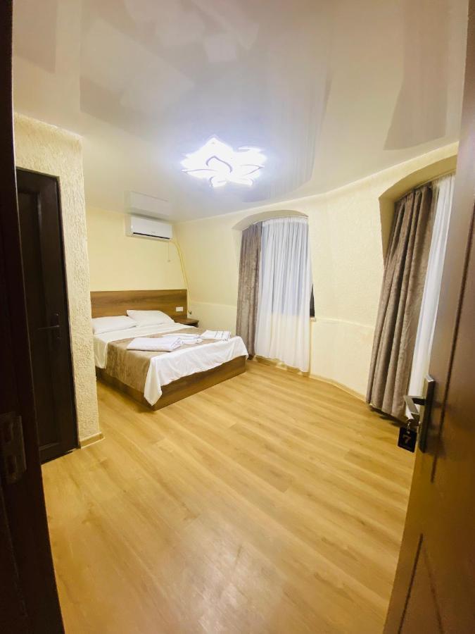 Hotel Sunrise Koetaisi Buitenkant foto
