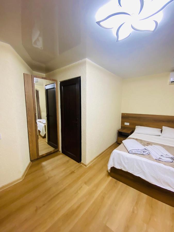 Hotel Sunrise Koetaisi Buitenkant foto